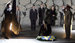 Віктор Ющенко вшановує жертв Голокосту